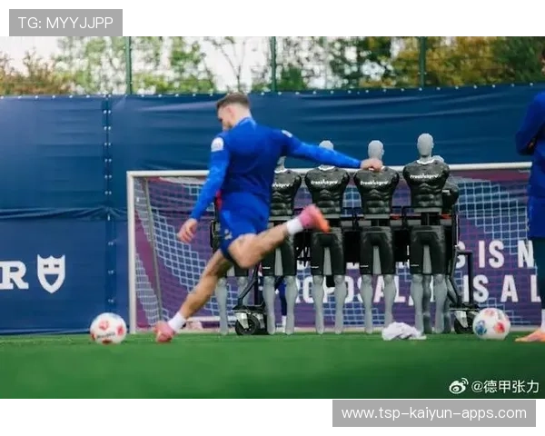 任意球弧线穿过人墙挂网引发掌声：一双鞋、一段训练、一场热血